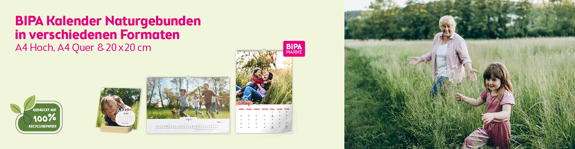 Kind läuft lachend vor Oma durch eine Wiese, links nachhaltige BIPA Fotokalender auf Recyclingpapier in drei Formaten.