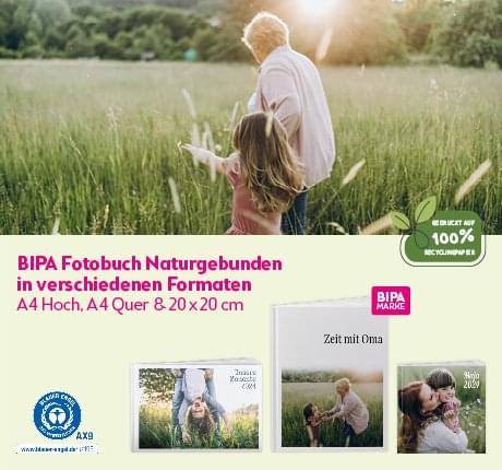 Großmutter geht mit Enkelkind durch eine Wiese, links BIPA Fotobuch Naturgebunden auf Recyclingpapier in drei Formaten.