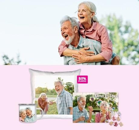 Personalisierte Fotogeschenke mit einem Bild von Oma und Opa vor blühendem Frühlingshintergrund – eine liebevolle Geschenkidee mit individuellem Motiv. Jetzt selbst gestalten!