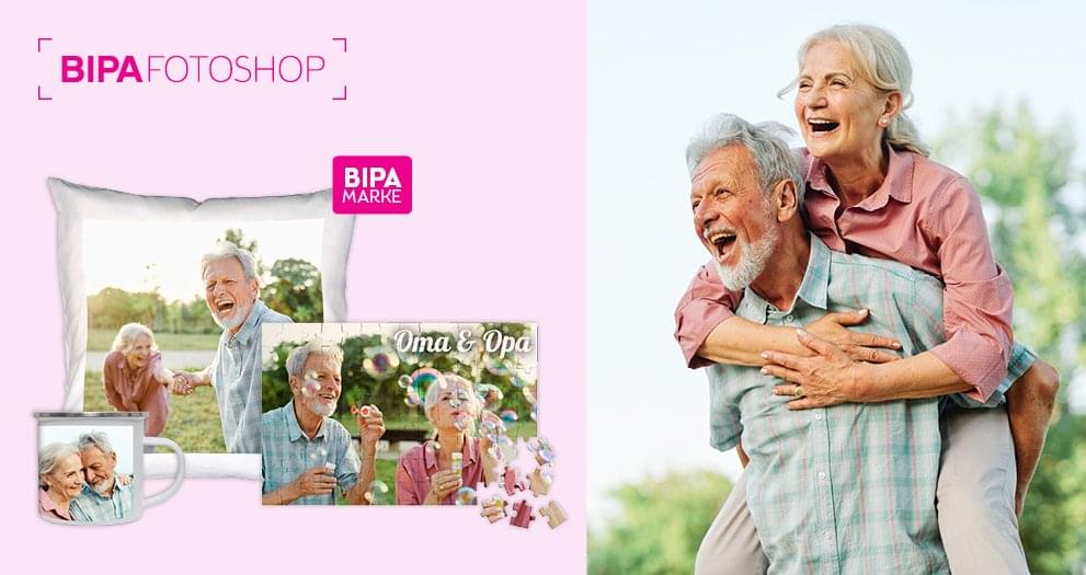 Personalisierte Fotogeschenke mit einem Bild von Oma und Opa vor blühendem Frühlingshintergrund – eine liebevolle Geschenkidee mit individuellem Motiv. Jetzt selbst gestalten!