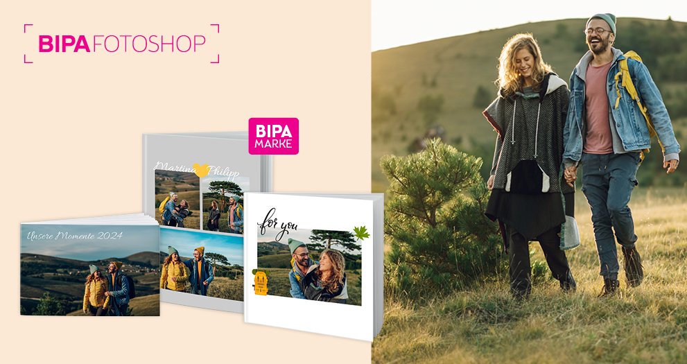 Paar wandert bei Sonnenuntergang durch herbstliche Landschaft, links BIPA Fotoshop Fotobücher mit Natur- und Reisemotiven.