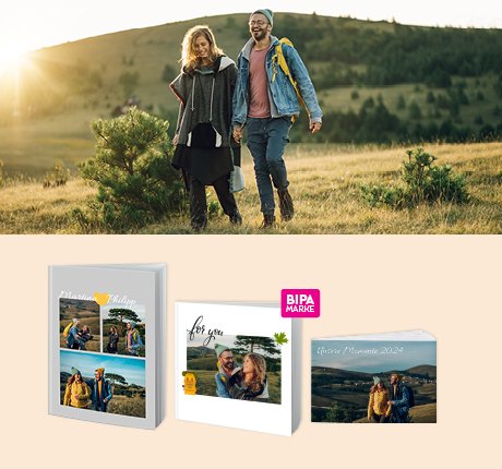 Paar wandert bei Sonnenuntergang durch herbstliche Landschaft, links BIPA Fotoshop Fotobücher mit Natur- und Reisemotiven.