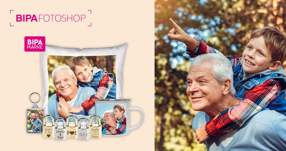 Enkel sitzt lachend auf den Schultern des Opas, links BIPA Fotoshop Geschenkideen mit persönlichen Bildern wie Tasse oder Kissen.