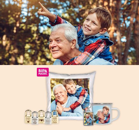 Enkel sitzt lachend auf den Schultern des Opas, links BIPA Fotoshop Geschenkideen mit persönlichen Bildern wie Tasse oder Kissen.