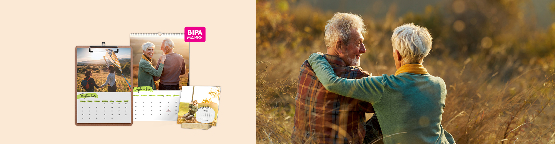 Älteres Paar sitzt Arm in Arm im Abendlicht, links personalisierte Fotokalender mit Natur- und Herbstmotiven von BIPA Fotoshop.