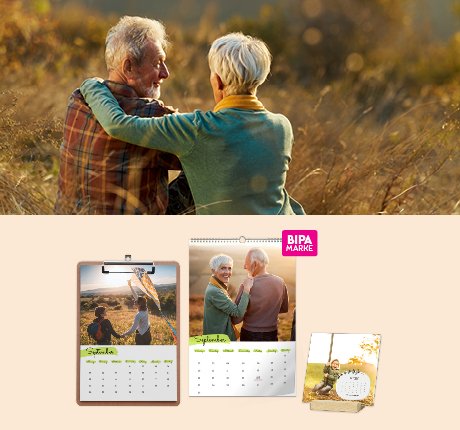 Älteres Paar sitzt Arm in Arm im Abendlicht, links personalisierte Fotokalender mit Natur- und Herbstmotiven von BIPA Fotoshop.