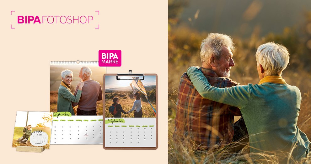 Älteres Paar sitzt Arm in Arm im Abendlicht, links personalisierte Fotokalender mit Natur- und Herbstmotiven von BIPA Fotoshop.