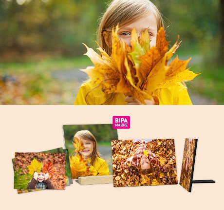 Kind hält lachend Herbstblätter vor das Gesicht, links herbstliche Fotoprodukte mit persönlichen Bildern von BIPA Fotoshop.