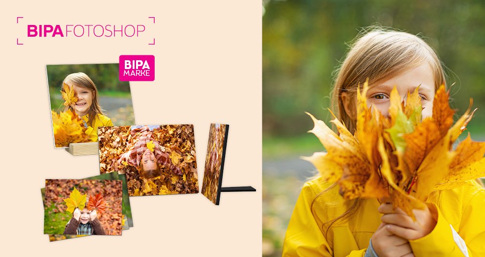 Kind hält lachend Herbstblätter vor das Gesicht, links herbstliche Fotoprodukte mit persönlichen Bildern von BIPA Fotoshop.