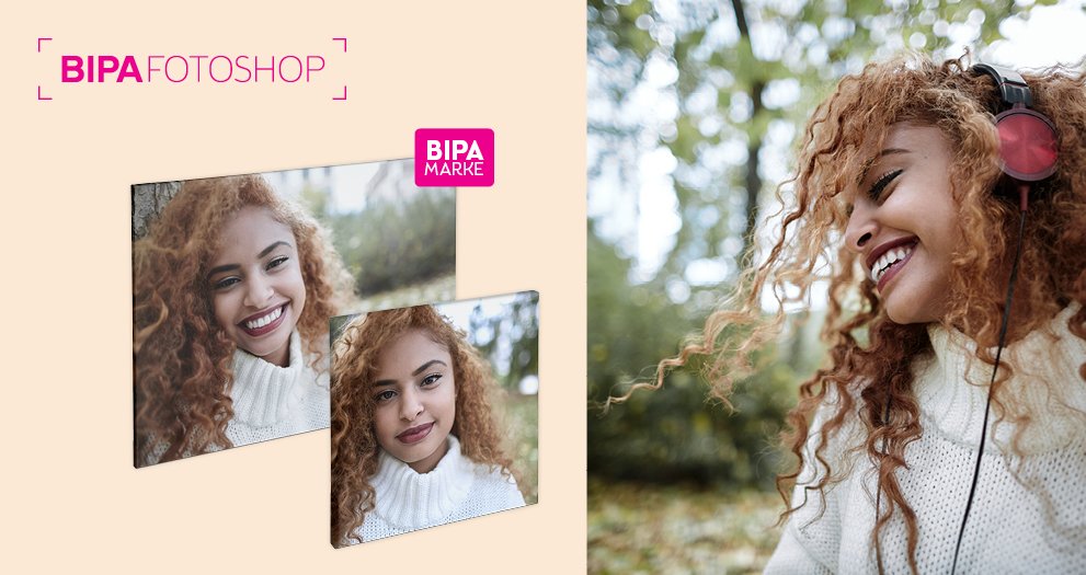 Junge Frau mit Kopfhörern lacht im herbstlichen Wald, links BIPA Fotoshop Wandbilder mit Porträtaufnahmen in herbstlicher Stimmung.