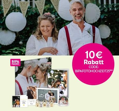 Hochzeitspaar mit personalisierten Fotogeschenken von BIPA Fotoshop und 10 € Rabatt mit Code BIPAFOTOHOCHZEIT25.