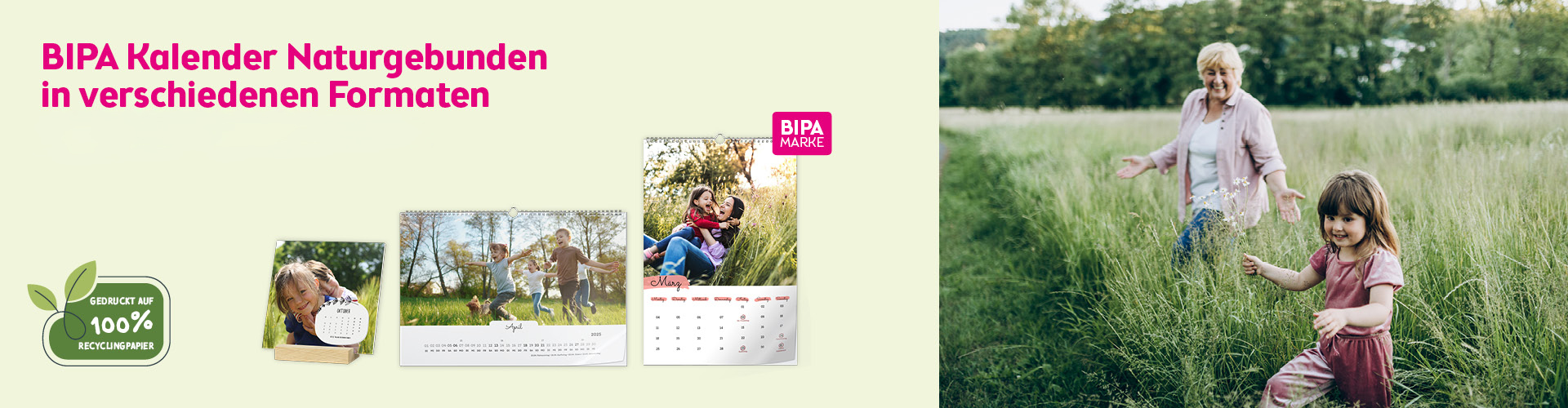 Kind läuft lachend vor Oma durch eine Wiese, links nachhaltige BIPA Fotokalender auf Recyclingpapier in drei Formaten.