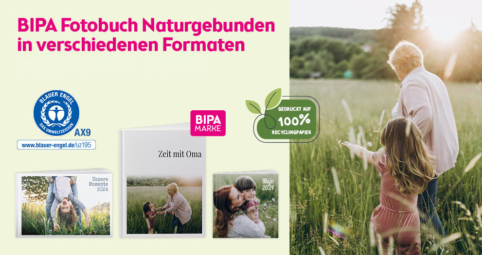 Großmutter geht mit Enkelkind durch eine Wiese, links BIPA Fotobuch Naturgebunden auf Recyclingpapier in drei Formaten.