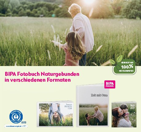 Großmutter geht mit Enkelkind durch eine Wiese, links BIPA Fotobuch Naturgebunden auf Recyclingpapier in drei Formaten.