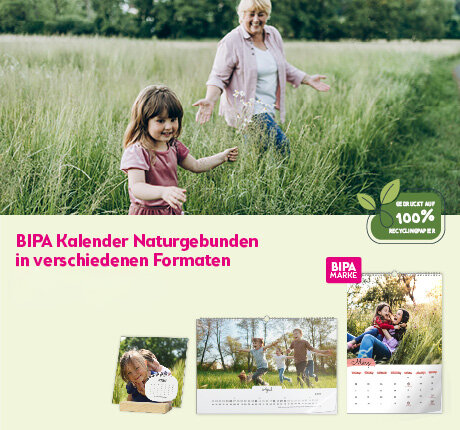 Kind läuft lachend vor Oma durch eine Wiese, links nachhaltige BIPA Fotokalender auf Recyclingpapier in drei Formaten.