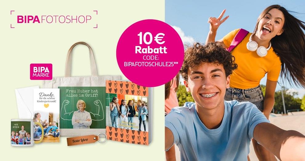  Jugendliche feiern Schulschluss im Freien, links BIPA Fotoshop Geschenkideen mit 10 € Rabattcode BIPAFOTOSCHULE25.
