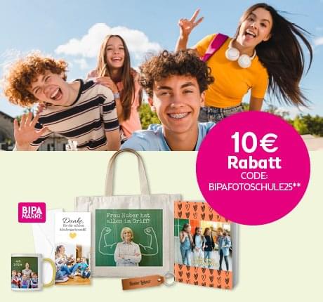 Jugendliche feiern Schulschluss im Freien, links BIPA Fotoshop Geschenkideen mit 10 € Rabattcode BIPAFOTOSCHULE25.