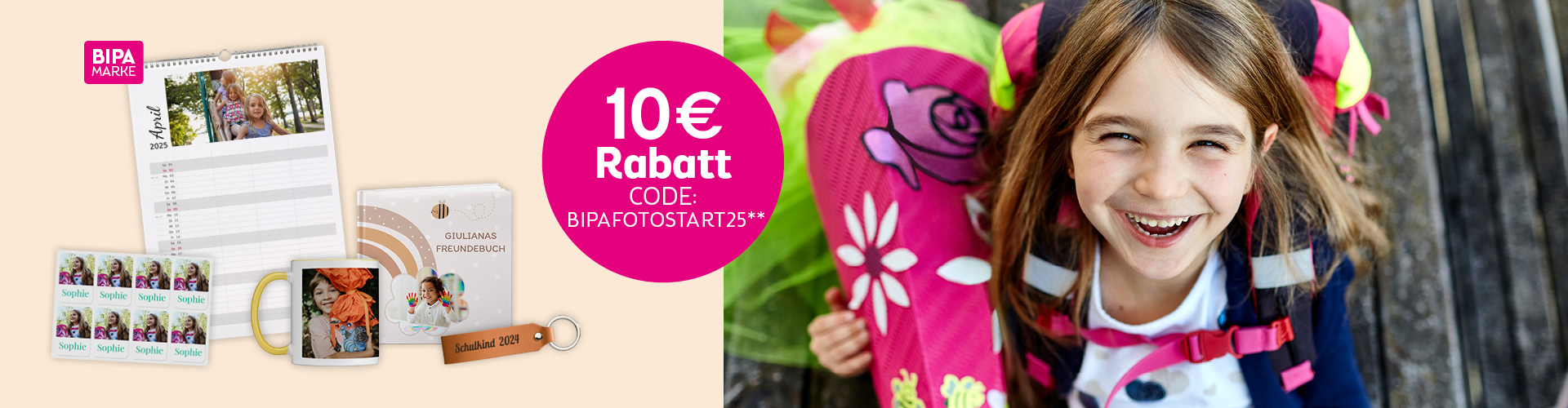 Mädchen mit Schultüte freut sich auf den Schulstart, 10 € Rabatt bei BIPA Fotoshop mit Code BIPAFOTOSTART25 sichern.