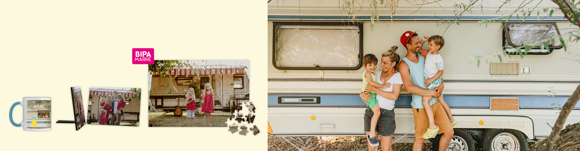 Familie posiert lachend vor Wohnwagen, links personalisierte Fotoprodukte von BIPA Fotoshop wie Tasse, Puzzle und Foto.