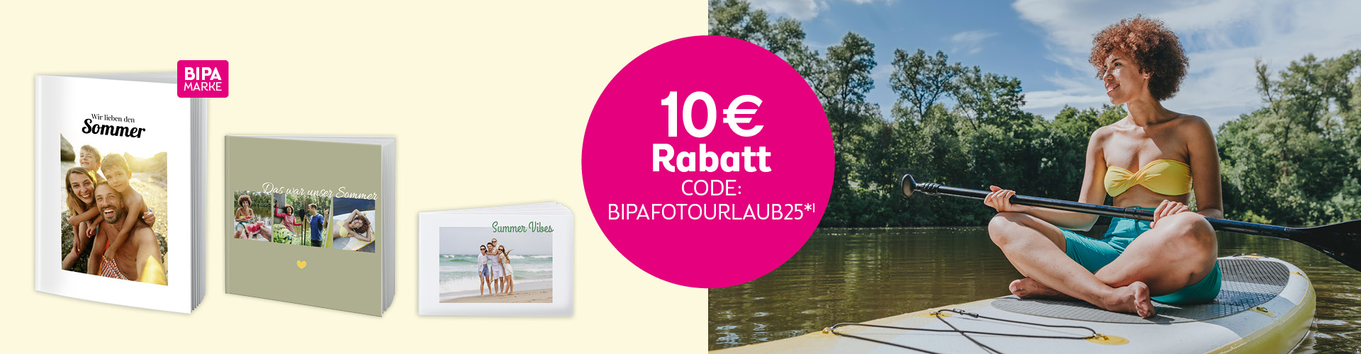 Frau paddelt im Sommer auf einem See, links BIPA Fotoshop Urlaubs-Fotobücher mit 10 € Rabattcode BIPAFOTOURLAUB25.