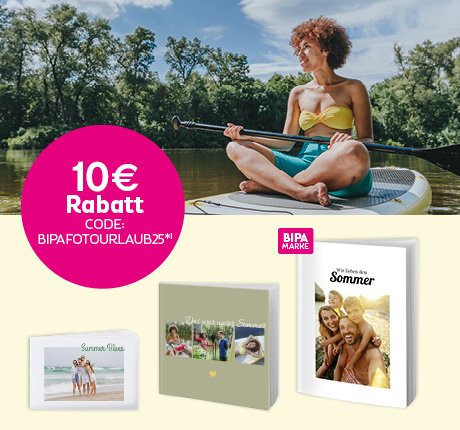 Frau paddelt im Sommer auf einem See, links BIPA Fotoshop Urlaubs-Fotobücher mit 10 € Rabattcode BIPAFOTOURLAUB25.
