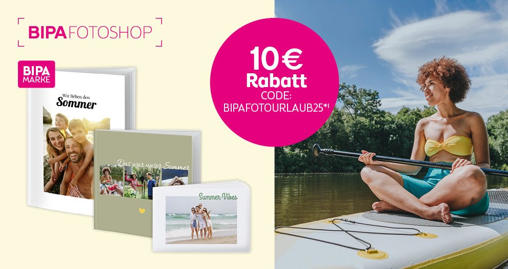 Frau paddelt im Sommer auf einem See, links BIPA Fotoshop Urlaubs-Fotobücher mit 10 € Rabattcode BIPAFOTOURLAUB25.