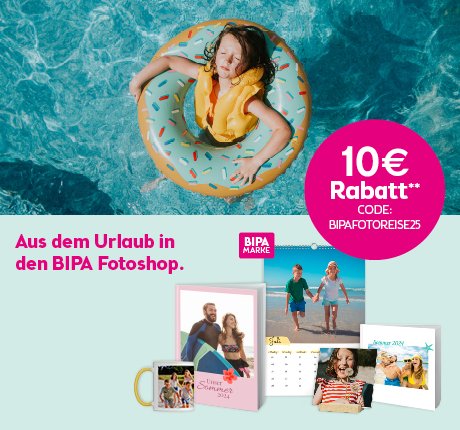 Mädchen entspannt im Poolring, links BIPA Fotoshop Urlaubsprodukte mit 10 € Rabattcode BIPAFOTOREISE25 für Fotobuch & Co.