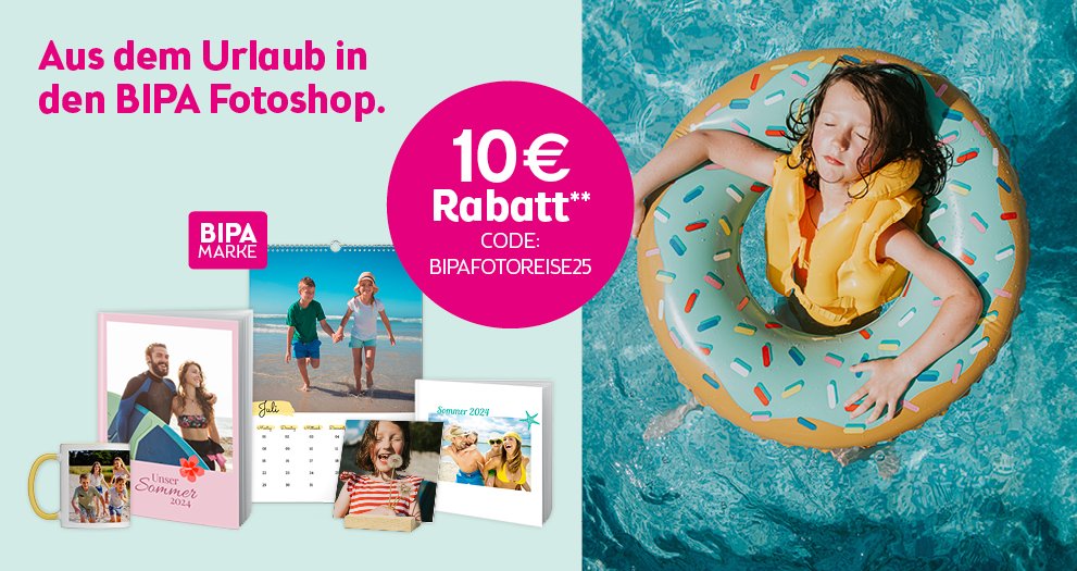 Mädchen entspannt im Poolring, links BIPA Fotoshop Urlaubsprodukte mit 10 € Rabattcode BIPAFOTOREISE25 für Fotobuch & Co.