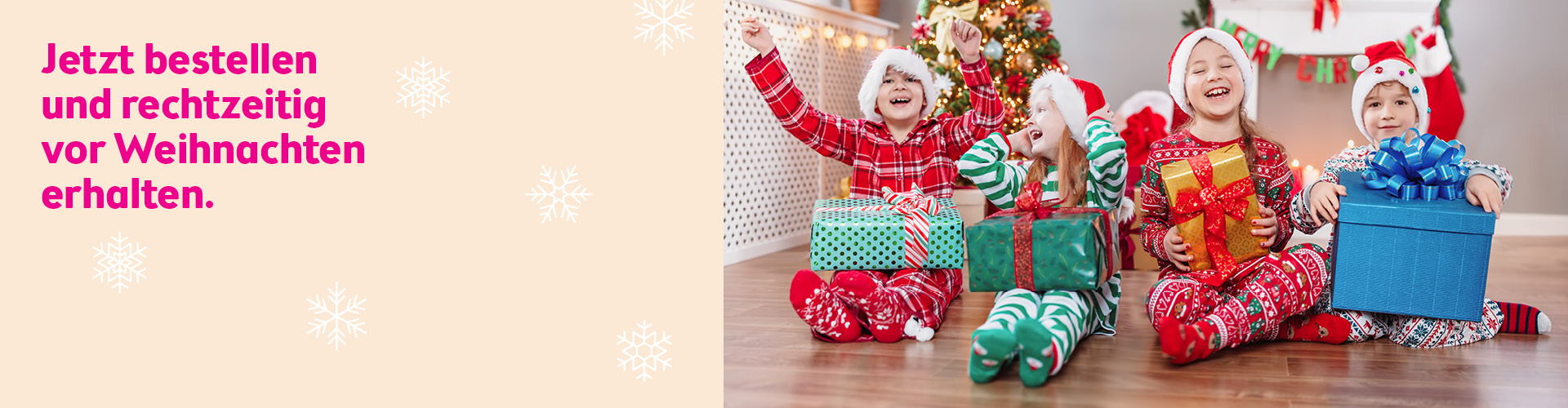 Vier Kinder in Weihnachtsoutfits sitzen mit Geschenken vor dem Baum, links Hinweis zur rechtzeitigen Bestellung zu Weihnachten.
