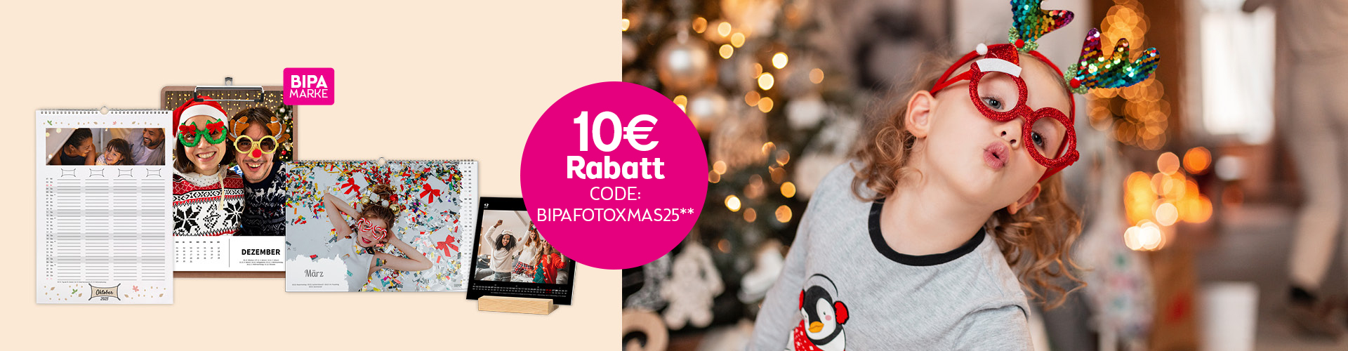 Kind mit Rentierbrille vor Weihnachtsbaum, links BIPA Fotoshop Fotokalender mit 10 € Rabattcode BIPAFOTOXMAS25 gestalten.