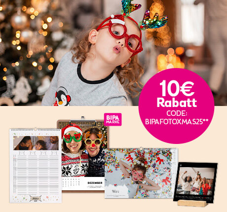Kind mit Rentierbrille vor Weihnachtsbaum, unten BIPA Fotoshop Fotokalender mit 10 € Rabattcode BIPAFOTOXMAS25 gestalten.