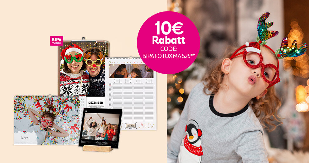 Kind mit Rentierbrille vor Weihnachtsbaum, links BIPA Fotoshop Fotokalender mit 10 € Rabattcode BIPAFOTOXMAS25 gestalten.