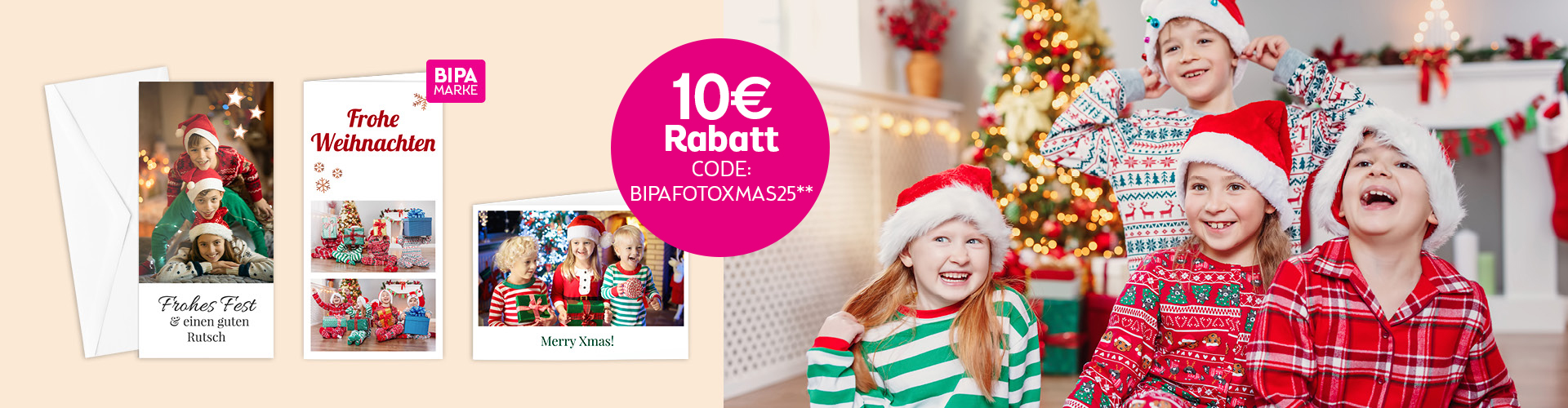 Vier Kinder in Weihnachtskleidung, links BIPA Fotoshop Grußkarten mit 10 € Rabattcode BIPAFOTOXMAS25 selbst gestalten.