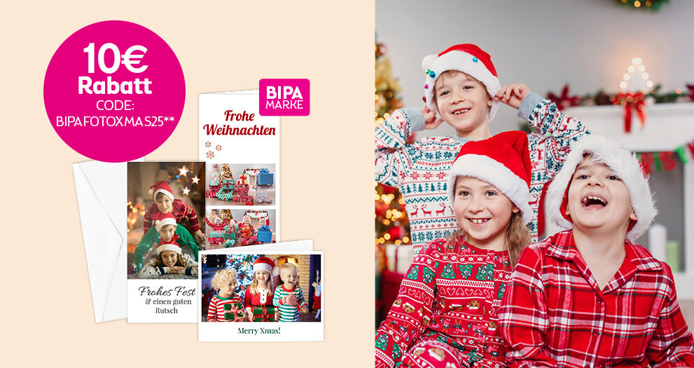 Vier Kinder in Weihnachtskleidung, links BIPA Fotoshop Grußkarten mit 10 € Rabattcode BIPAFOTOXMAS25 selbst gestalten.