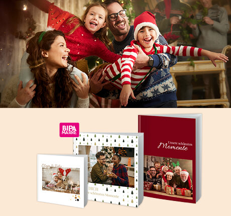 Fröhliche Familie feiert Weihnachten, links BIPA Fotoshop Fotobücher mit festlichen Covern und persönlichen Erinnerungen.