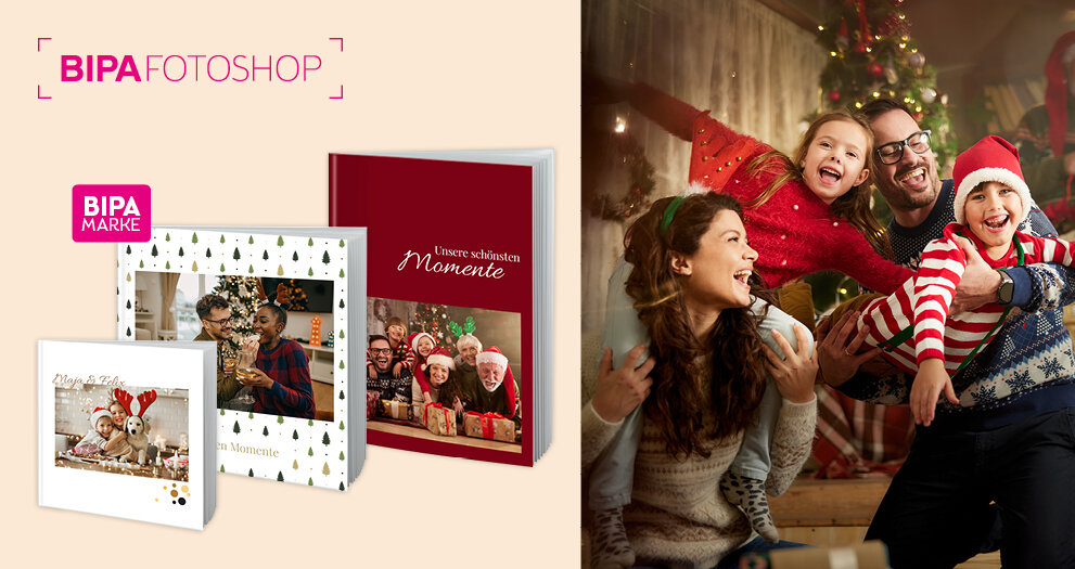 Fröhliche Familie feiert Weihnachten, links BIPA Fotoshop Fotobücher mit festlichen Covern und persönlichen Erinnerungen.