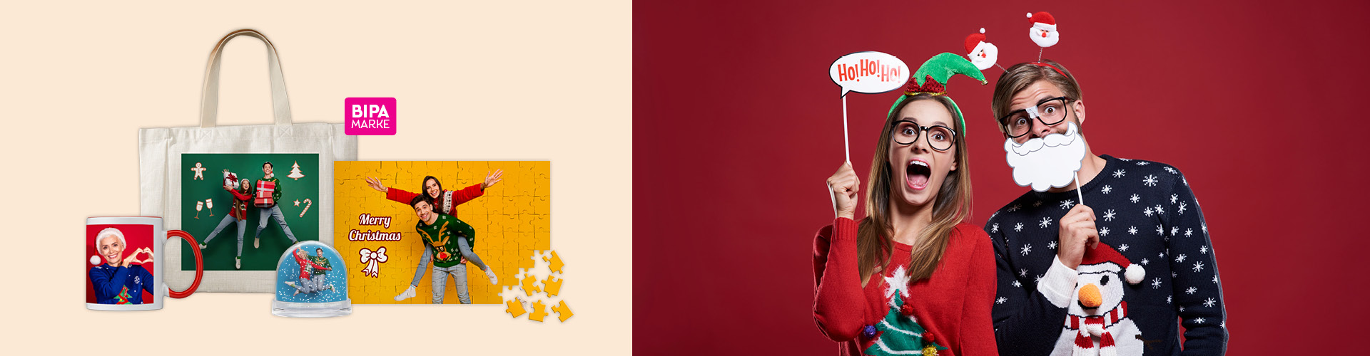 Junges Paar posiert mit Weihnachtsrequisiten, darunter BIPA Fotoshop Geschenkideen wie Tasse, Puzzle oder Schneekugel.