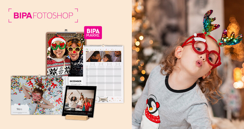 Kind mit Rentierbrille vor dem Weihnachtsbaum, unten BIPA Fotoshop Fotokalender mit festlichen Bildern und persönlichen Motiven.