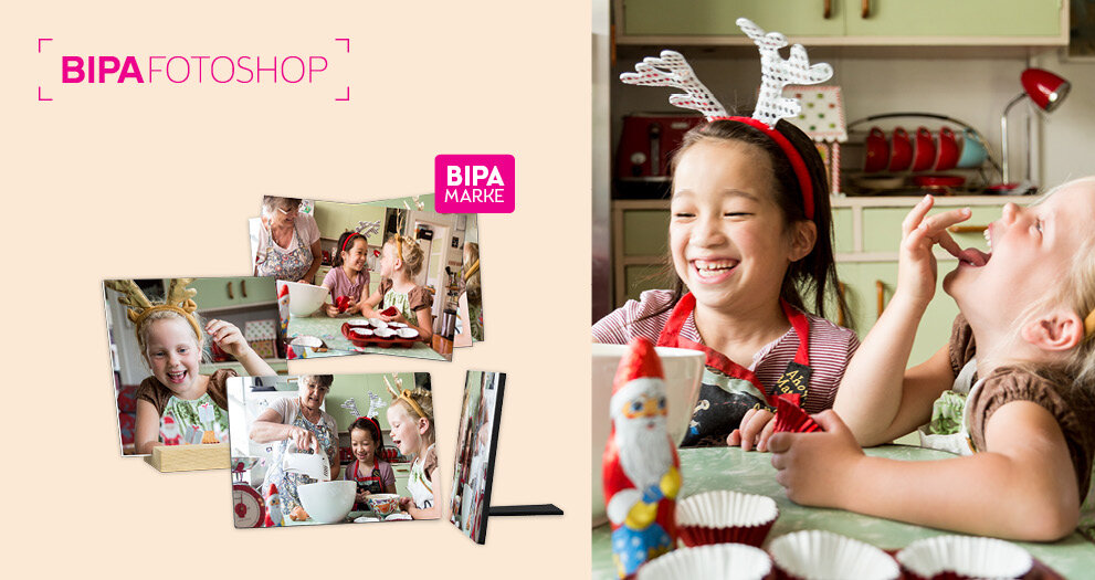 Kinder backen fröhlich Weihnachtskekse in der Küche, unten BIPA Fotoshop Fotoprodukte mit persönlichen Backmomenten.