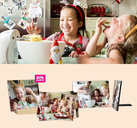 Kinder backen fröhlich Weihnachtskekse in der Küche, unten BIPA Fotoshop Fotoprodukte mit persönlichen Backmomenten.