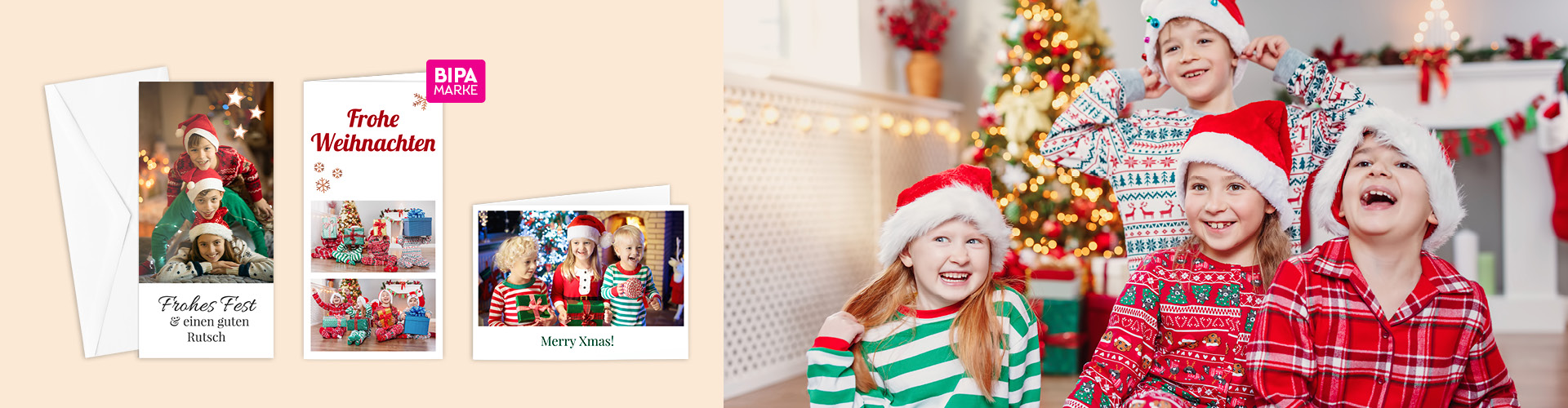 Vier Kinder in Weihnachtsoutfits lachen vor dem Baum, unten BIPA Fotoshop Grußkarten mit eigenen Bildern und festlichen Motiven.
