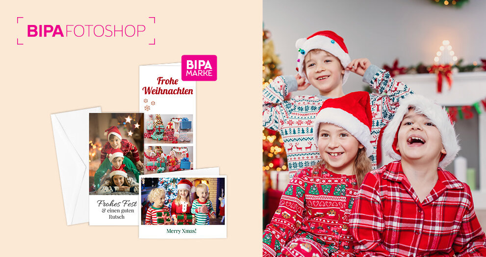 Vier Kinder in Weihnachtsoutfits lachen vor dem Baum, unten BIPA Fotoshop Grußkarten mit eigenen Bildern und festlichen Motiven.