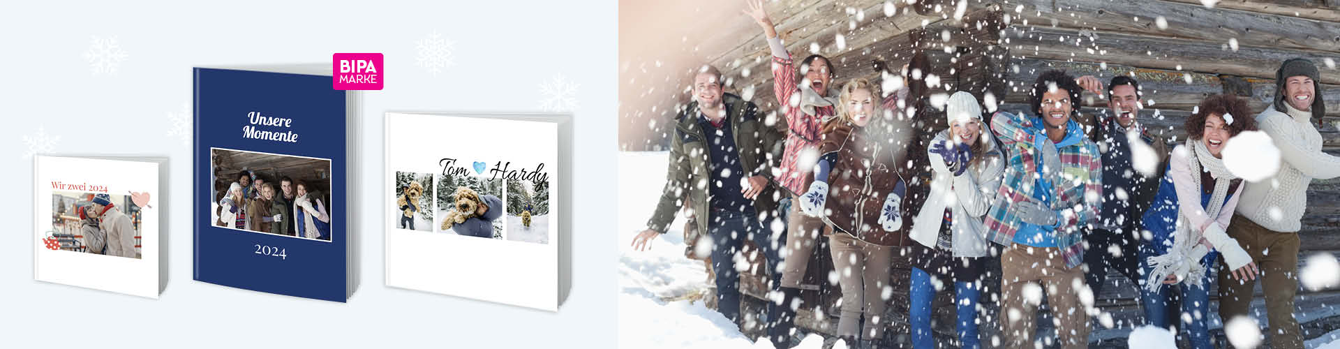 Gruppe im Schnee vor Holzhütte, daneben individuell gestaltete Fotobücher mit persönlichen Wintermomenten 2024.