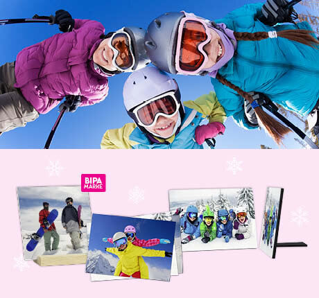 Kinder beim Skifahren und Snowboarden im Winter, darunter personalisierte Fotoaufsteller mit Wintersportmotiven.