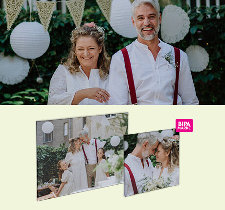 Hochzeitspaar und Familie vor festlicher Kulisse – persönliche Wandbilder mit Lieblingsfotos als Hochzeitsgeschenk gestalten.