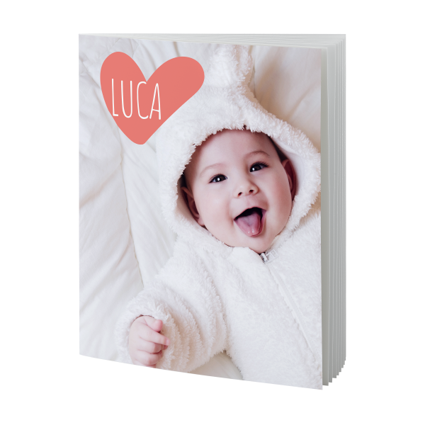 Ein fröhliches Baby im flauschigen Eisbären-Pullover zeigt ein herzhaftes Lächeln auf dem Fotobuch-Cover.