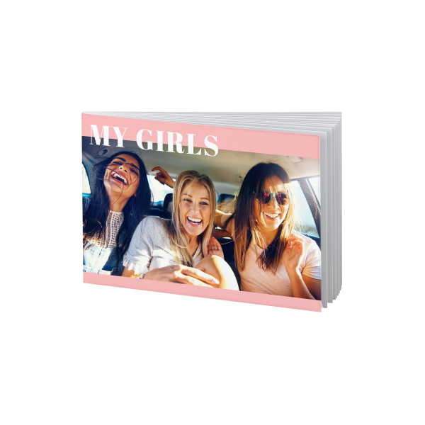 Drei lachende Freundinnen auf einem Roadtrip, festgehalten auf dem Cover eines Fotobuchs mit dem Titel "My Girls".