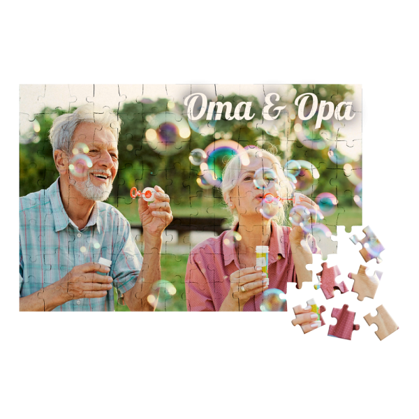 Puzzle mit Bild von Oma und Opa, die Seifenblasen machen. Einige Puzzleteile fehlen.
