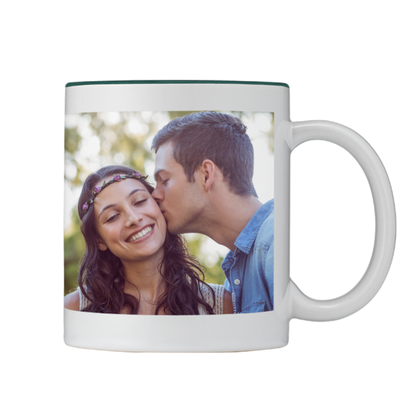 Person mit Blumenkranz und Person in blauem Hemd auf einer Tasse mit grünem Rand, die sich im Freien gegenüberstehen.