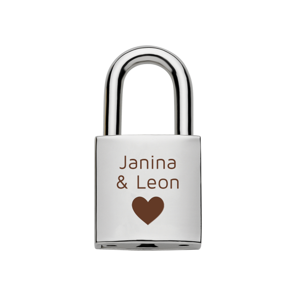 Silbernes Vorhängeschloss mit eingravierten Namen 'Janina & Leon' und braunem Herz darunter, auf transparentem Hintergrund.